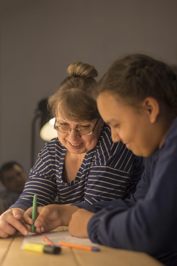 Une professeure aide une autodidacte Motivés​