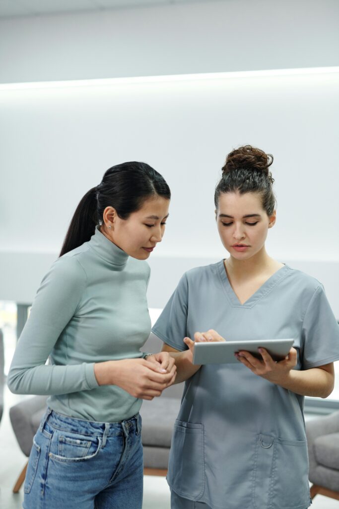 Infirmière avec une patientes